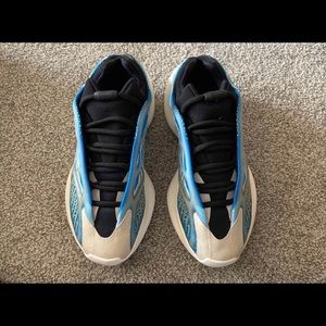 YEEZY 700 V3 azareth